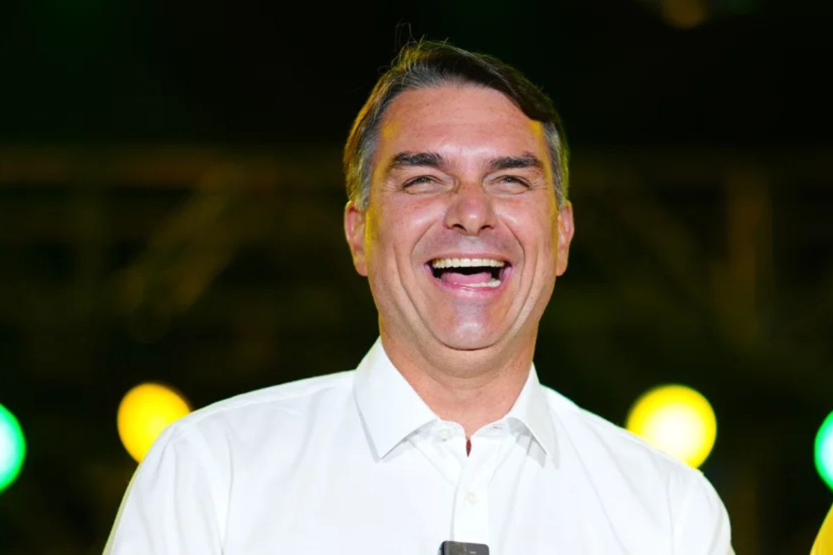 Flávio Bolsonaro celebra afastamento de Andrei Rodrigues da Polícia Federal