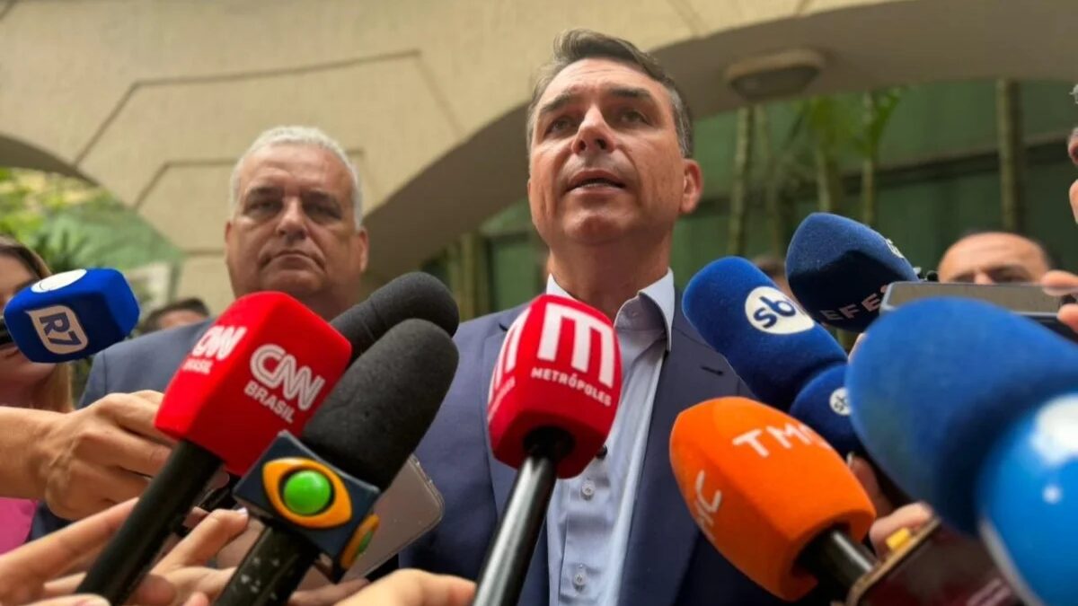 Flávio Bolsonaro defende Mendonça e acusa Moraes de cometer "diversos crimes"