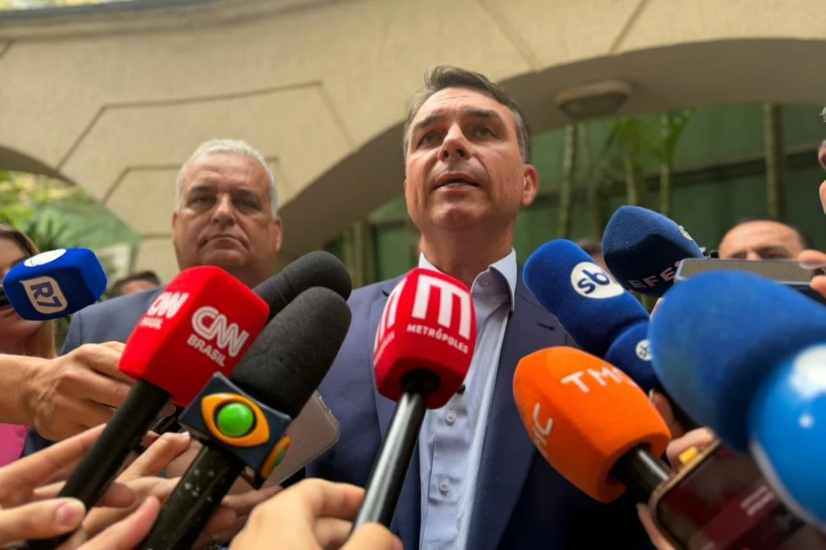 Flávio Bolsonaro defende Mendonça e acusa Moraes de cometer "diversos crimes"