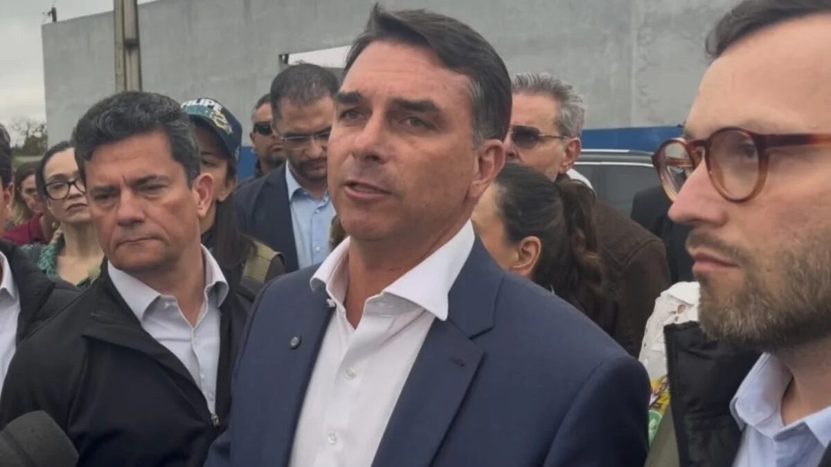 Flávio Bolsonaro defende inocência em caso de rachadinhas e elogia Sergio Moro