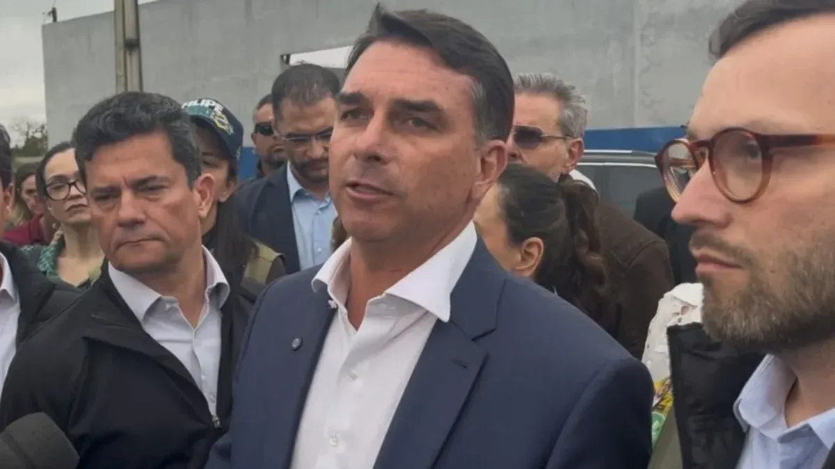 Flávio Bolsonaro defende inocência em caso de rachadinhas e elogia Sergio Moro