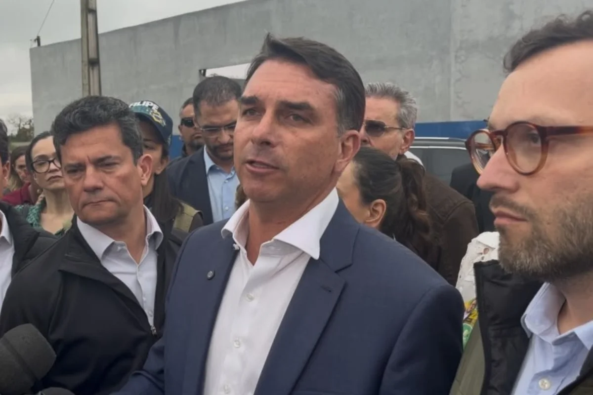 Flávio Bolsonaro defende inocência em caso de rachadinhas e elogia Sergio Moro