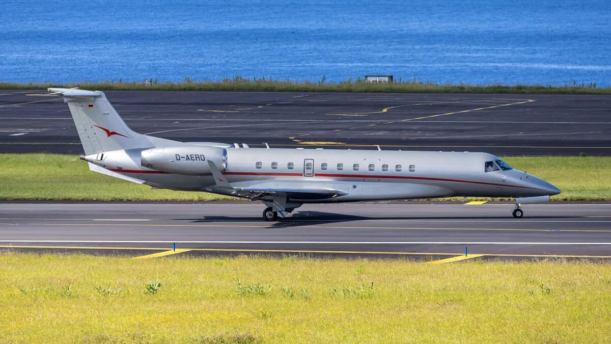 Flávio Bolsonaro e Moraes utilizam jato Legacy 650 da Embraer em viagens internacionais