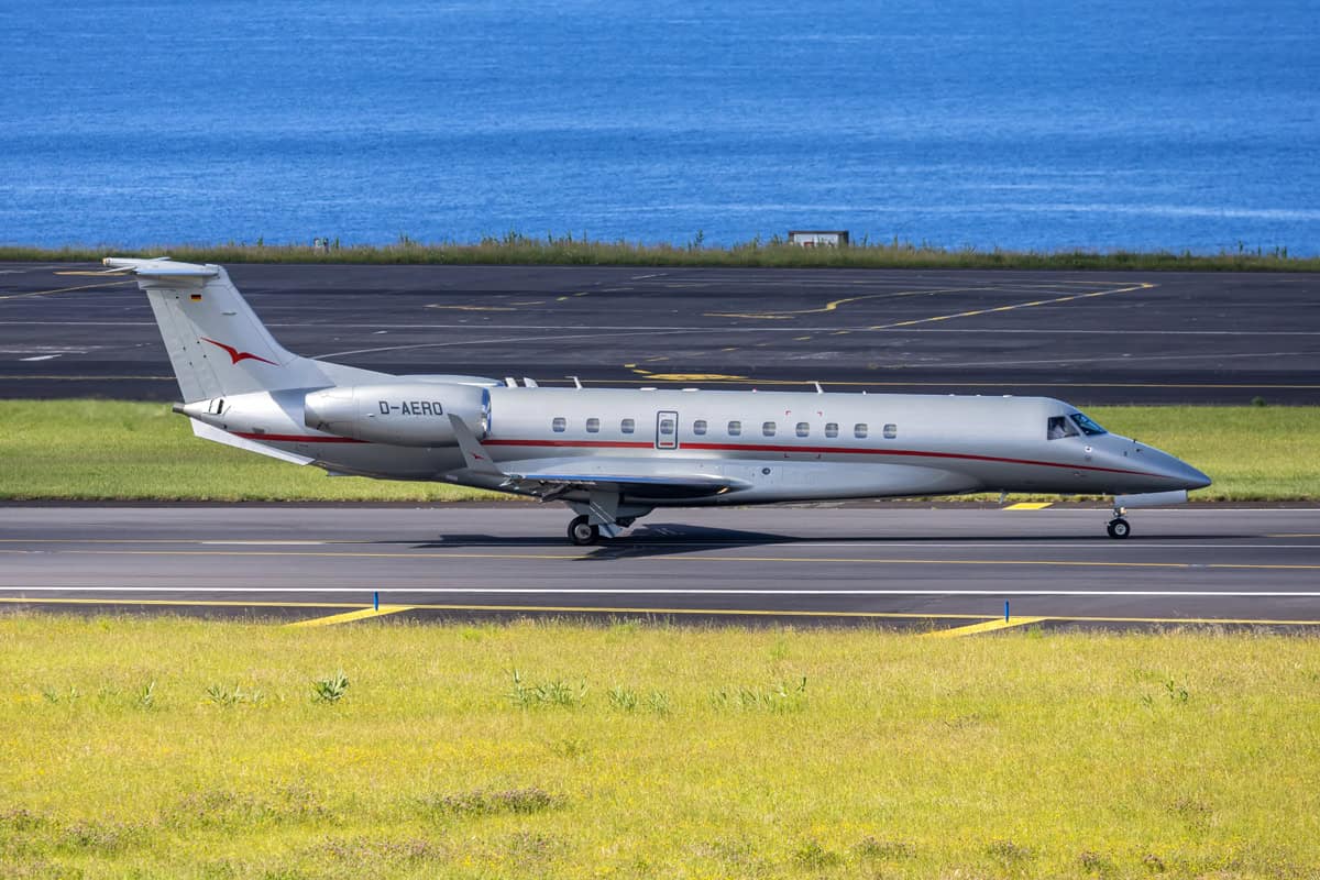 Flávio Bolsonaro e Moraes utilizam jato Legacy 650 da Embraer em viagens internacionais