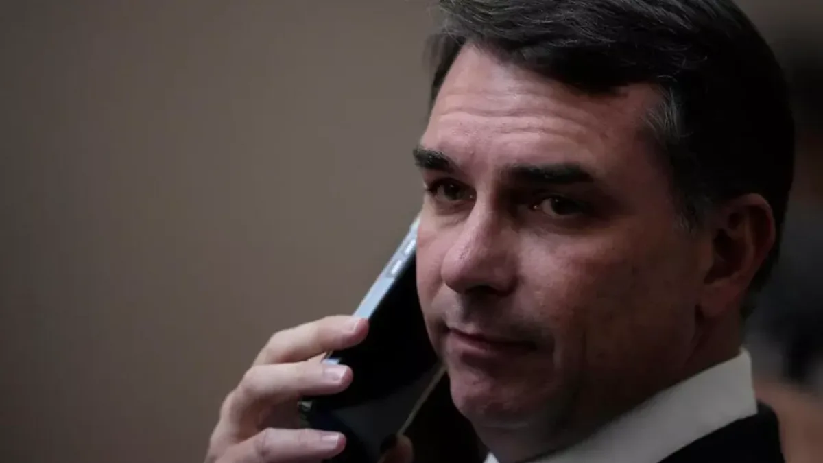 Flávio Bolsonaro tentou contato com banqueiro dias antes da prisão, revela PF