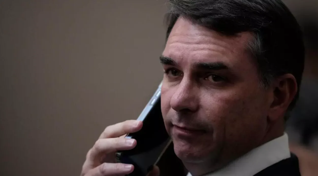 Flávio Bolsonaro tentou contato com banqueiro dias antes da prisão, revela PF