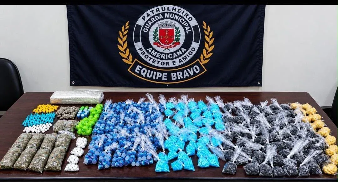 GAMA apreende 4.759 porções de drogas e prende homem por tráfico em Americana