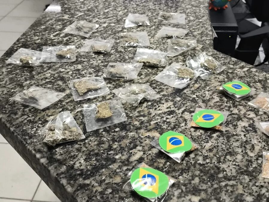 GCM apreende 349 porções de cocaína e prende dois jovens em Rio Claro