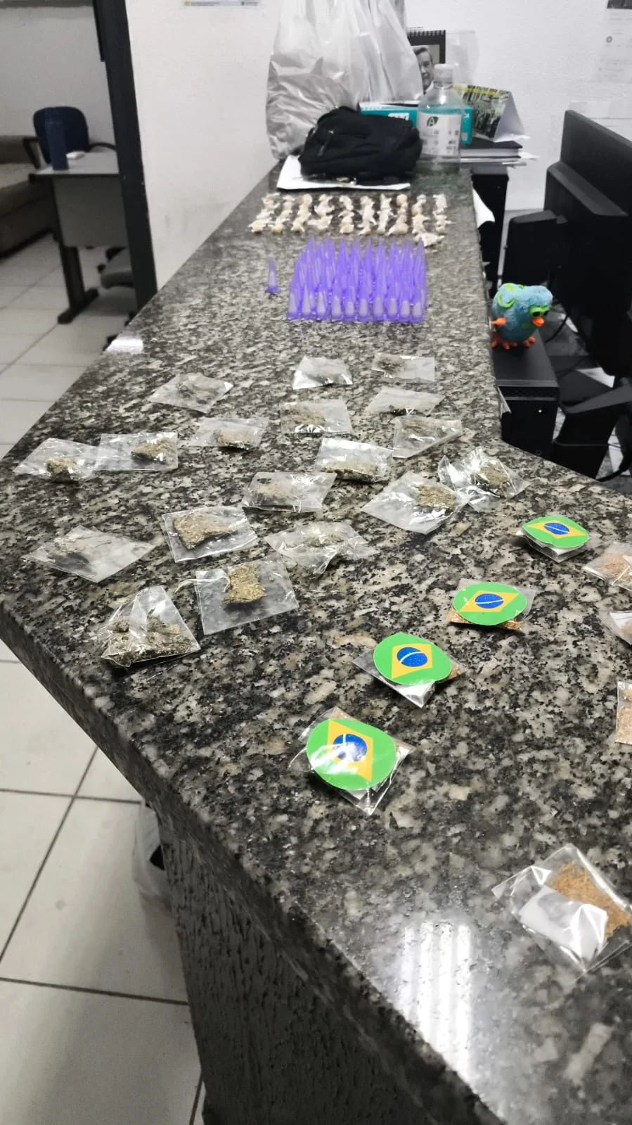 GCM apreende 349 porções de cocaína e prende dois jovens em Rio Claro