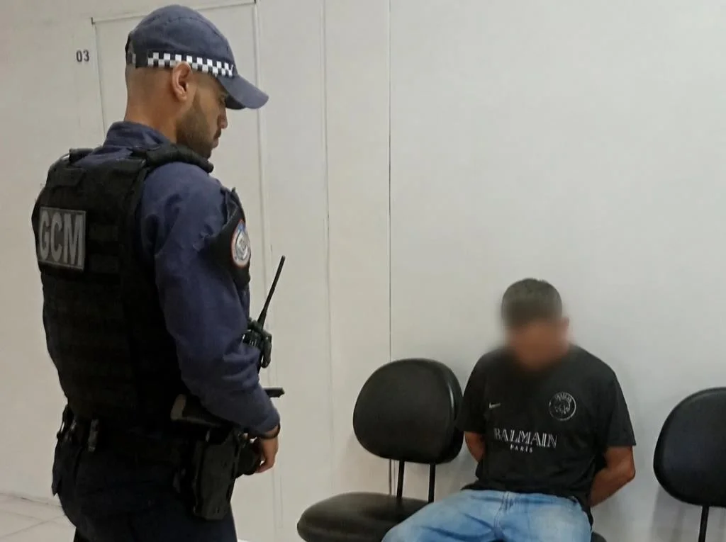 GCM de Pindamonhangaba prende ladrão de celular no bairro Mombaça