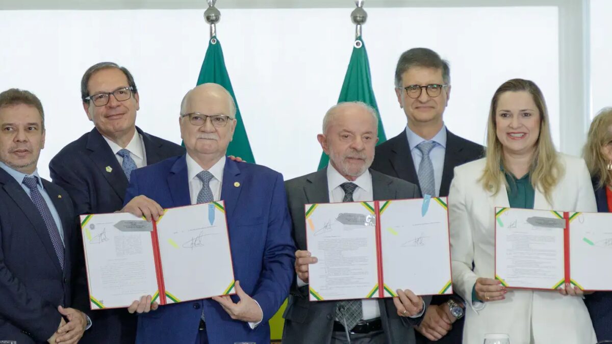 Governo Lula sanciona leis para fortalecer Justiça e ampliar acesso à população