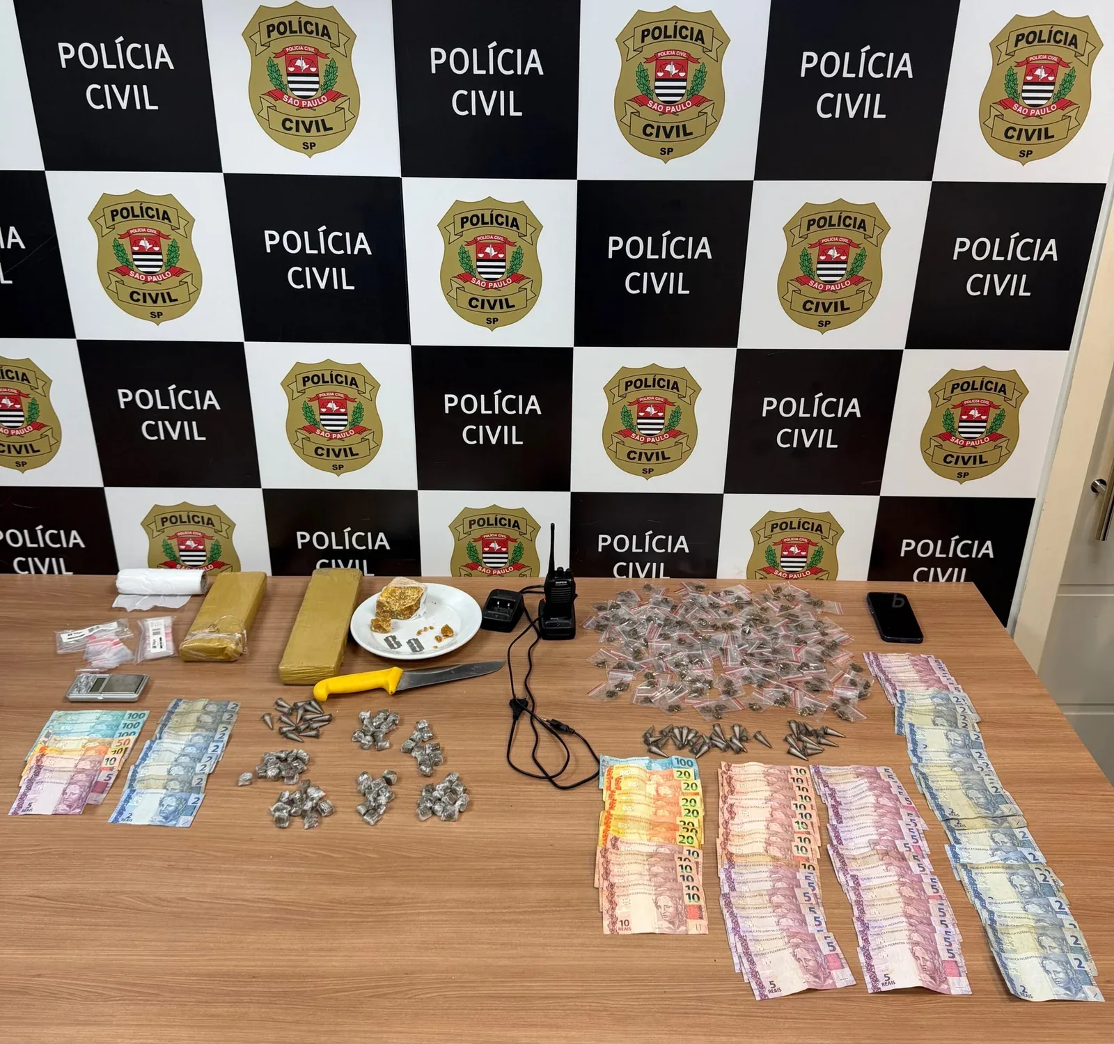 Homem é preso e adolescente apreendido por tráfico de drogas em Piracicaba