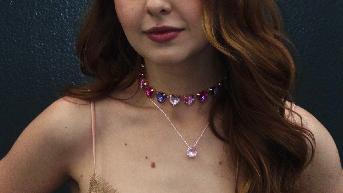 Klara Castanho brilha em vestido de cetim com fenda e choker de corações