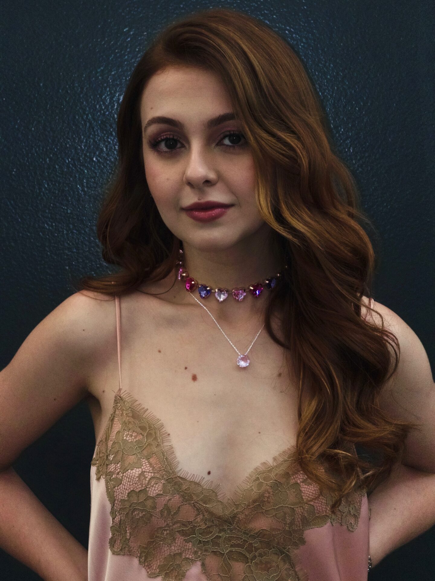 Klara Castanho brilha em vestido de cetim com fenda e choker de corações