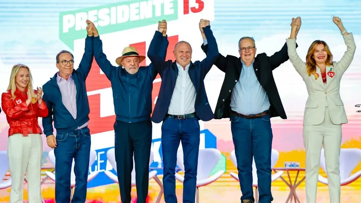 Lula afirma que Flávio Bolsonaro quer vencer para tirar pai da cadeia