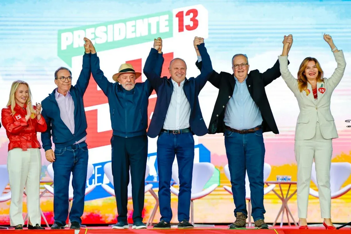 Lula afirma que Flávio Bolsonaro quer vencer para tirar pai da cadeia
