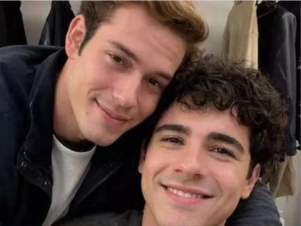 Mau Mau e Felipe gravam primeiro beijo em "Quem Ama Cuida" com Cazuza ao fundo