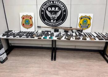 PRF apreende 11 fuzis e uma submetralhadora na BR-116 em São Paulo