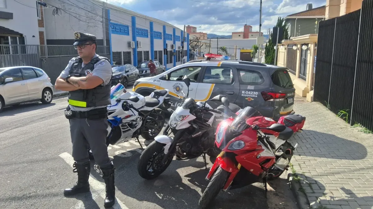 Polícia Rodoviária aborda motociclistas com placas cobertas em Bom Jesus dos Perdões