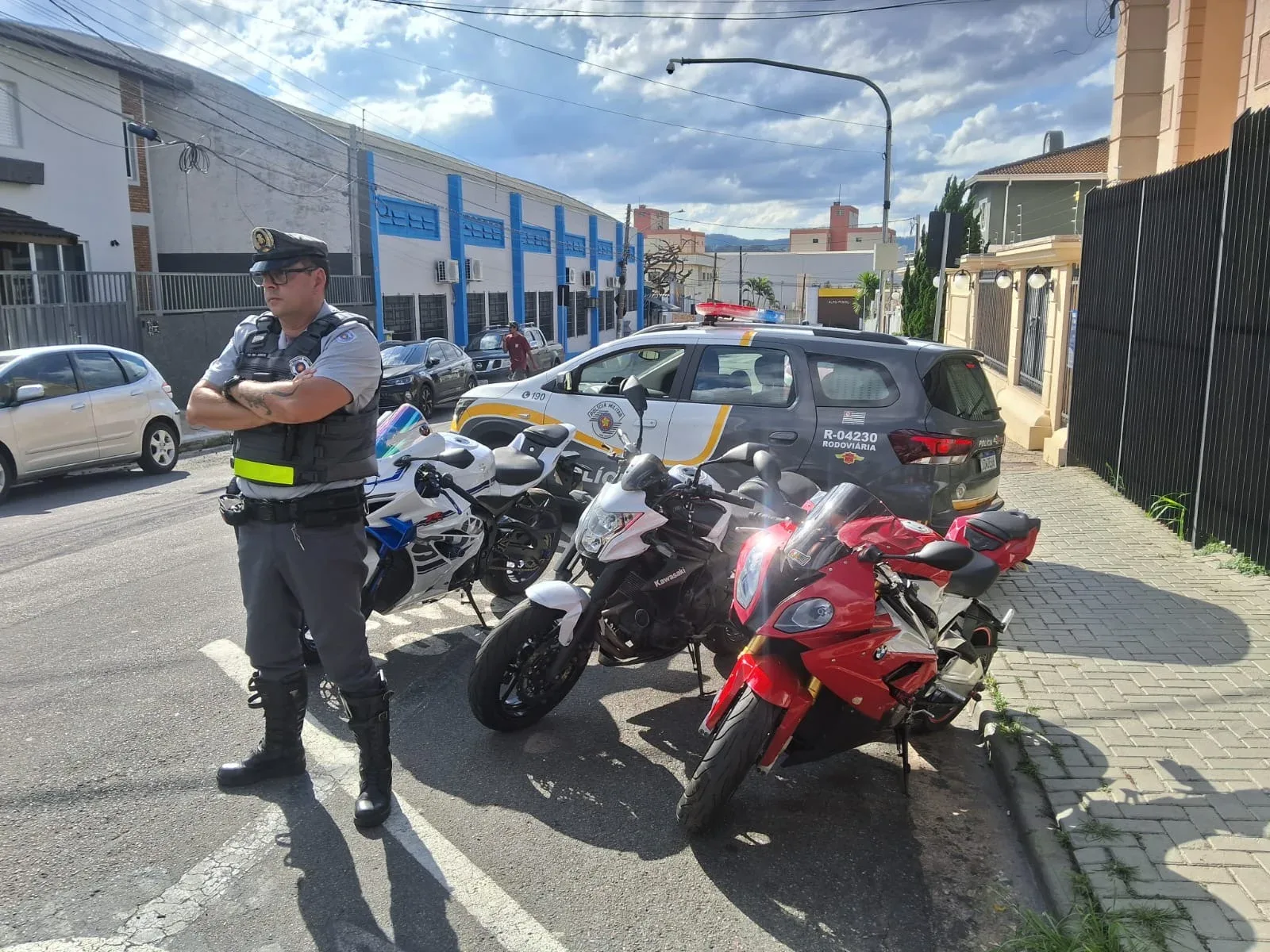 Polícia Rodoviária aborda motociclistas com placas cobertas em Bom Jesus dos Perdões