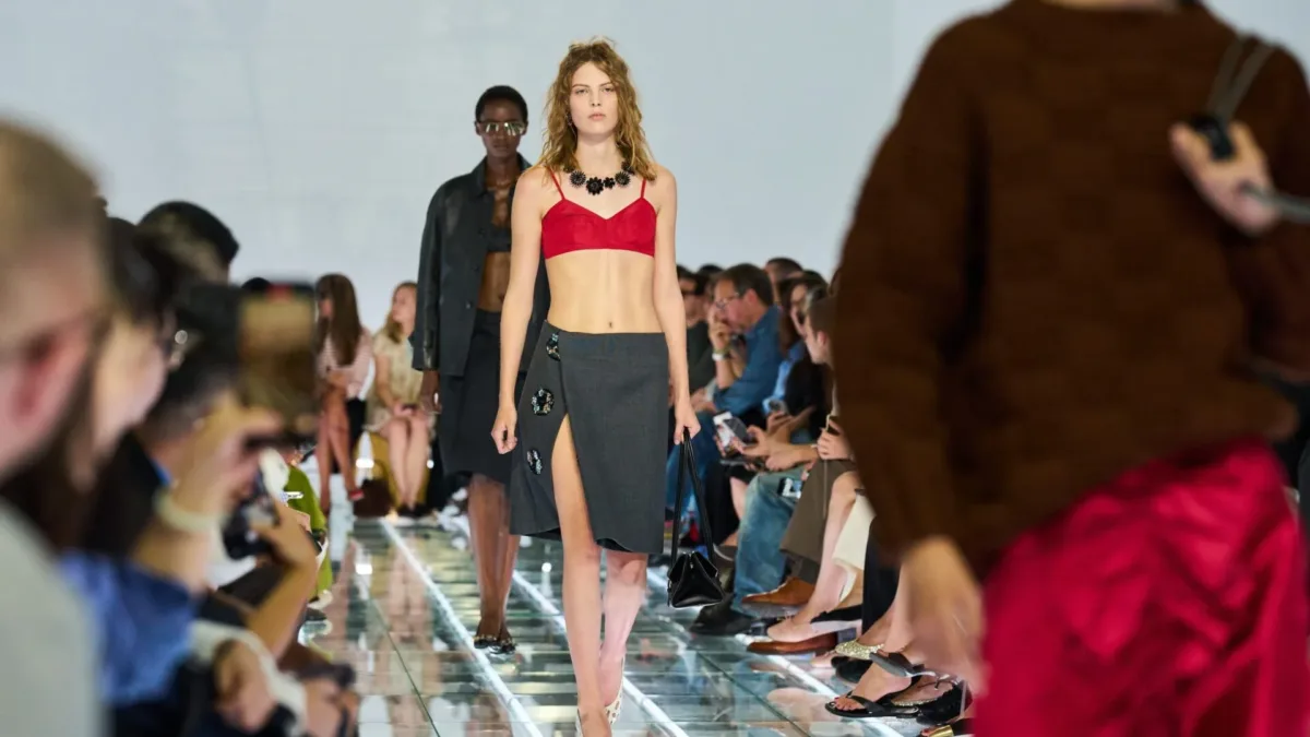 Prada revela coleção de verão 2027 em Milão com saias inovadoras e elegantes