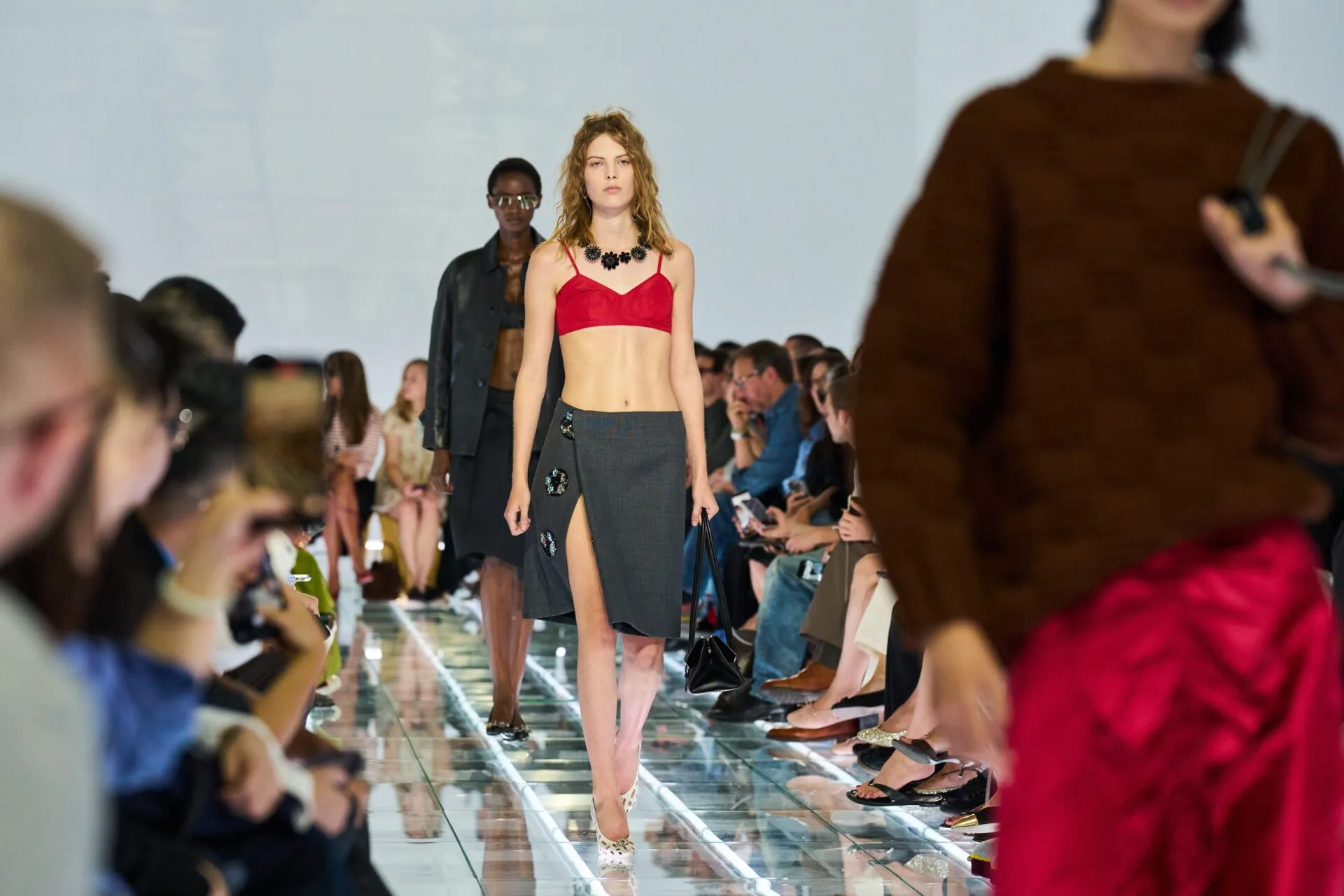 Prada revela coleção de verão 2027 em Milão com saias inovadoras e elegantes