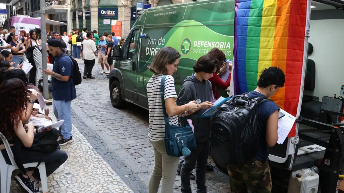 Transexuais e travestis marcham no RJ pela defesa da democracia e direitos humanos
