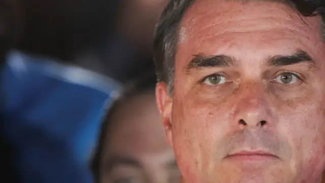 Flávio é intimado pela PF para entregar passaporte por determinação de Moraes
