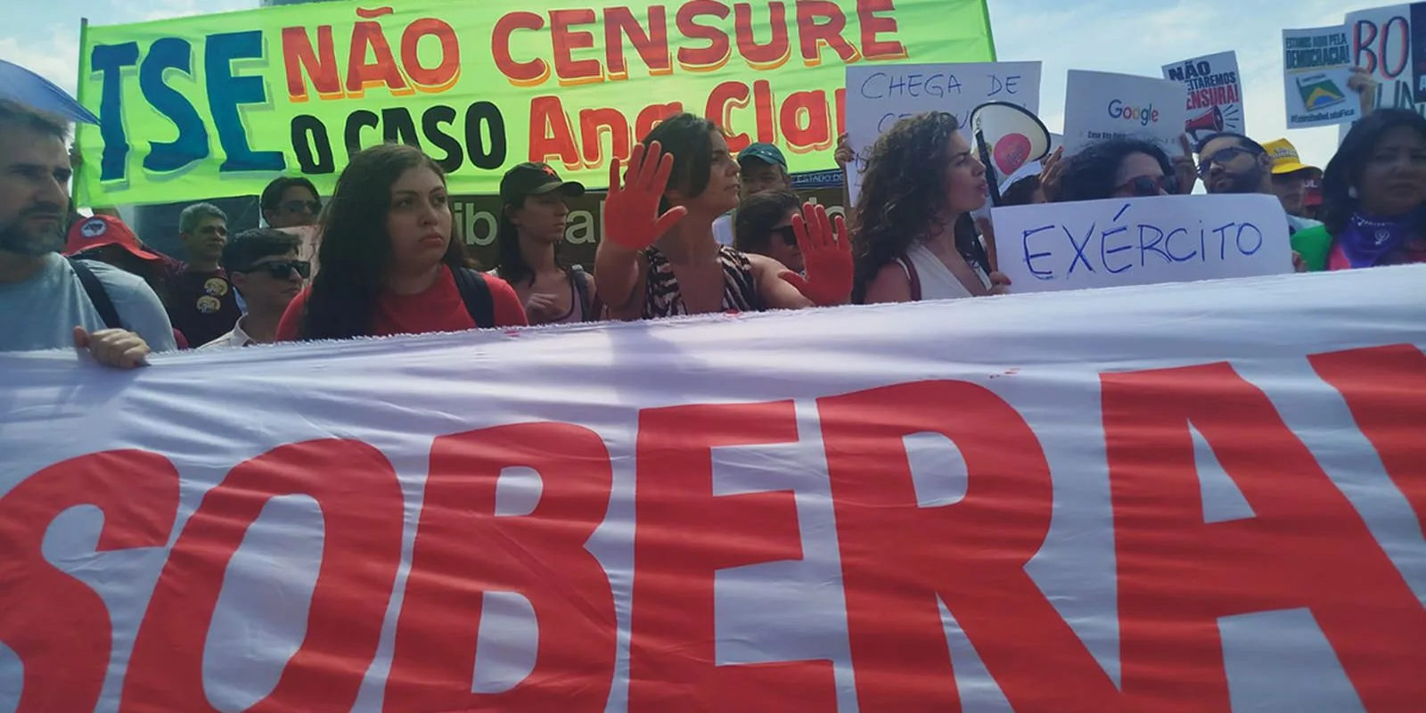 Ativistas protestam no TSE contra decisão de Mendonça sobre caso Ana Clara