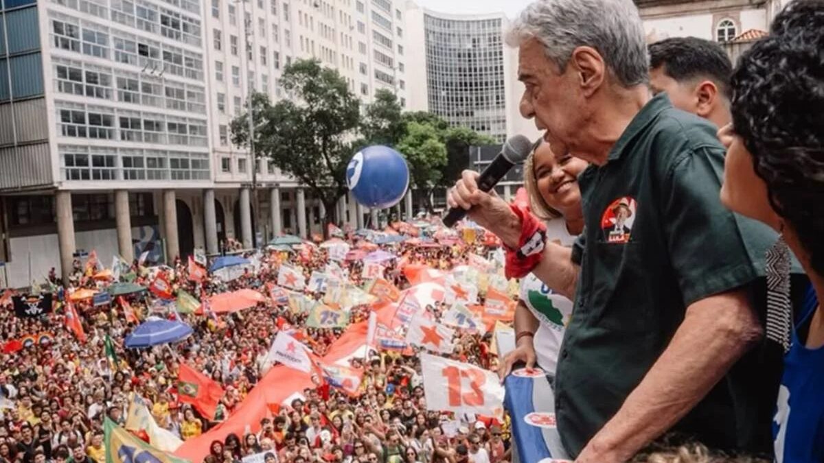 Ato pró-Lula reúne milhares de estudantes na Candelária, no RJ
