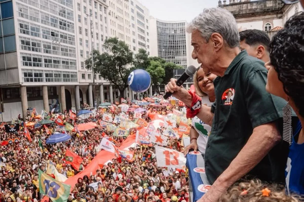 Ato pró-Lula reúne milhares de estudantes na Candelária, no RJ