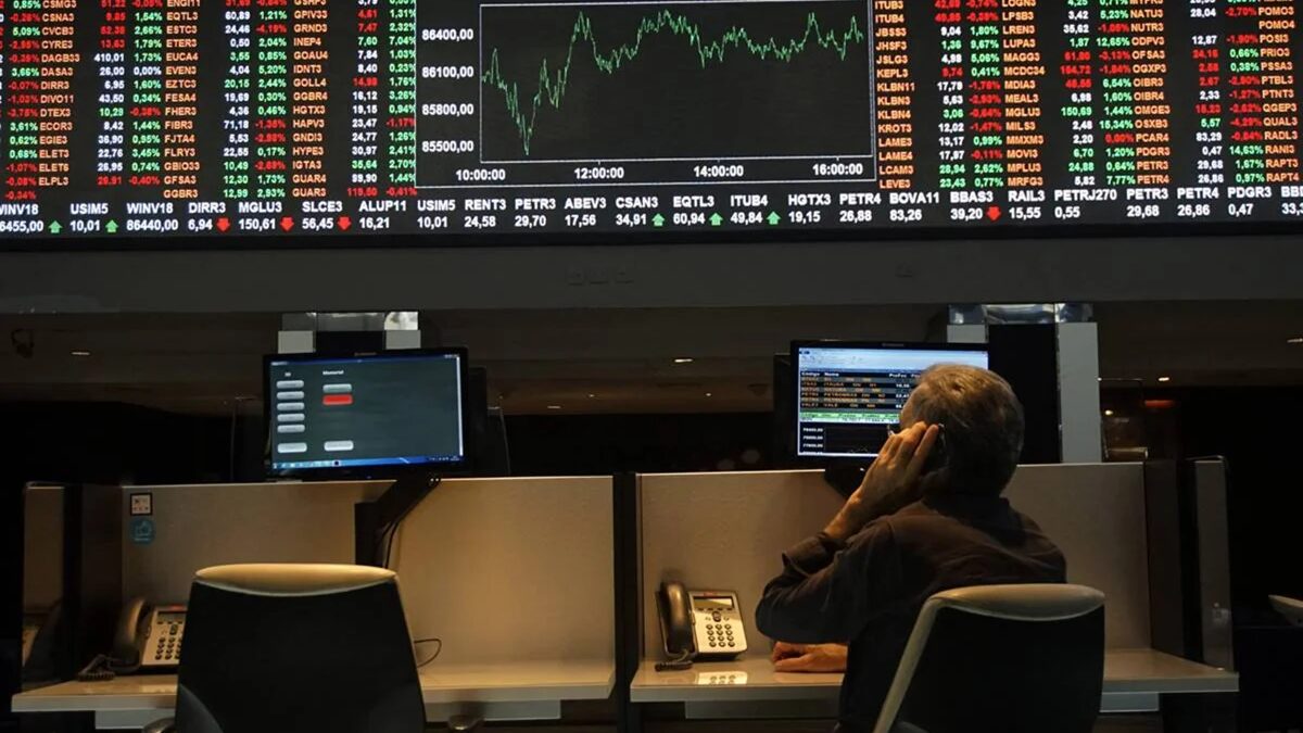 Bolsa brasileira recua após divulgação de pesquisa Quaest sobre eleições