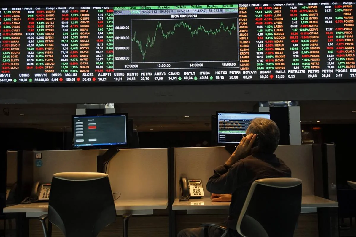 Bolsa brasileira recua após divulgação de pesquisa Quaest sobre eleições
