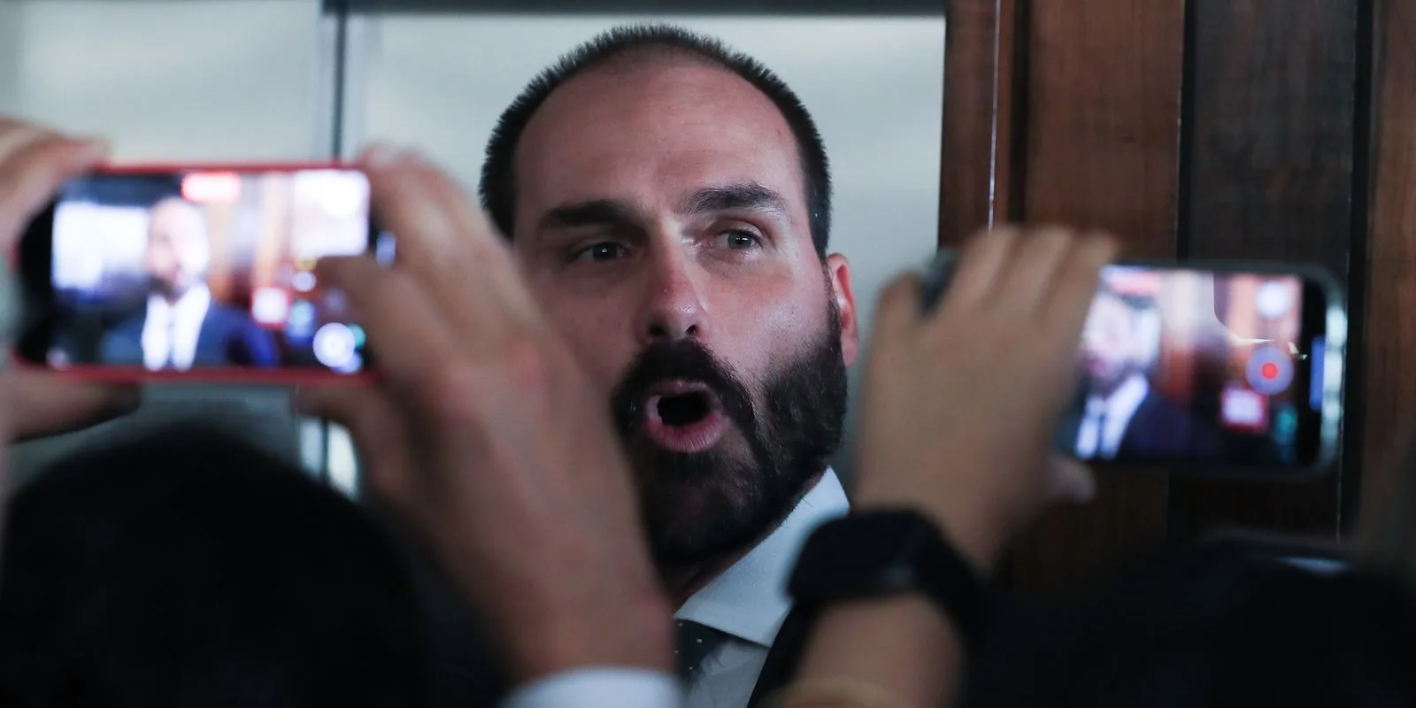 Eduardo Bolsonaro tem mandado de prisão aberto e pena pendente de cumprimento