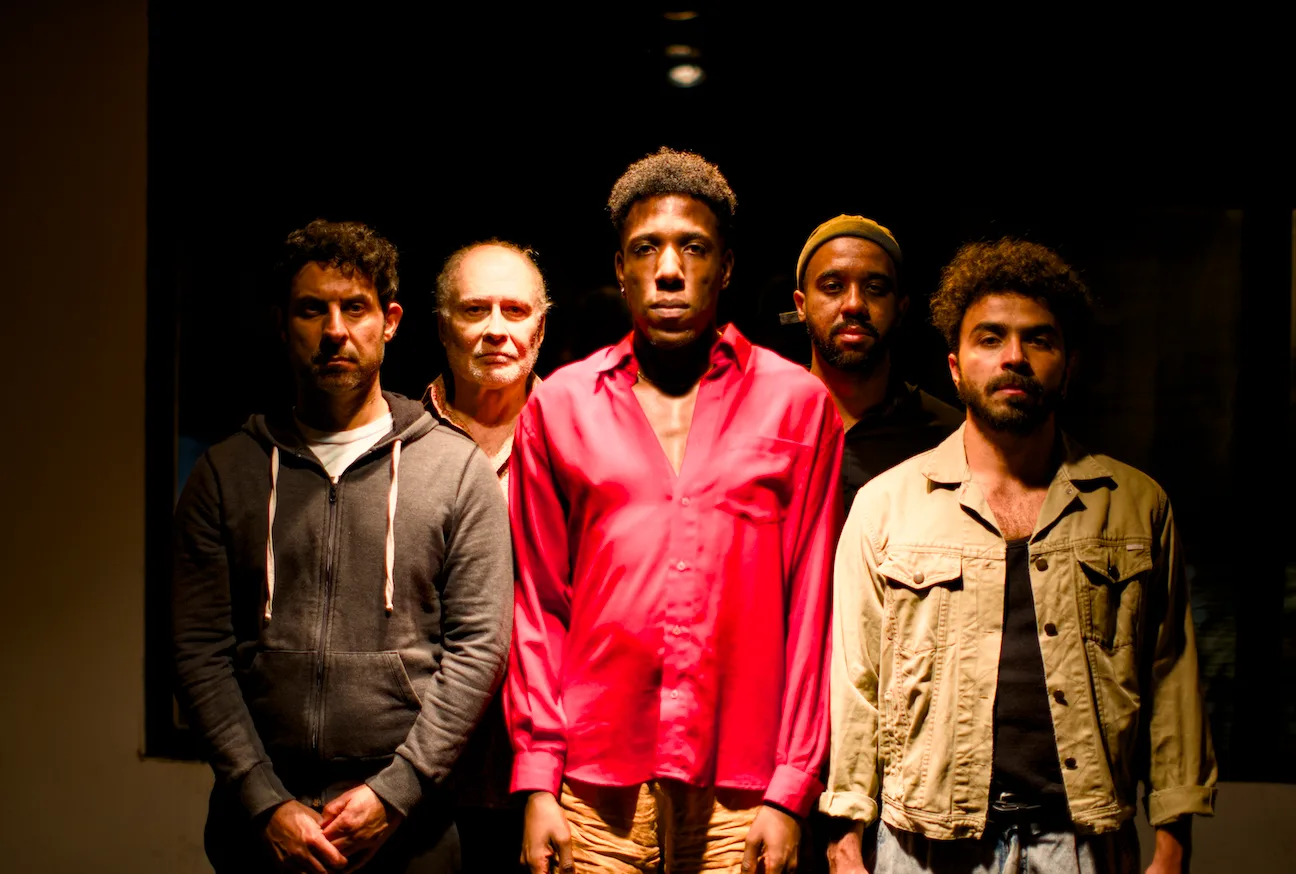 Espetáculo "Eu, minhas convicções e um moleque preto com arma na mão" reflete sobre violência no Teatro Arthur Azevedo