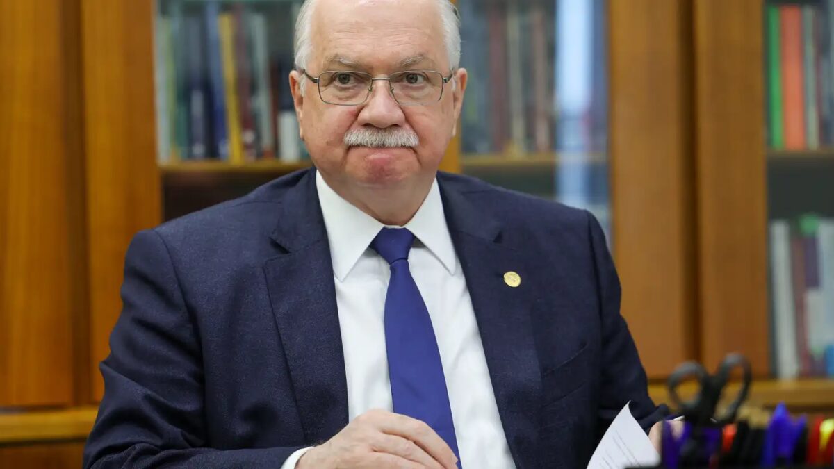 Fachin se reúne com PF para discutir investigações sobre ministros do STF