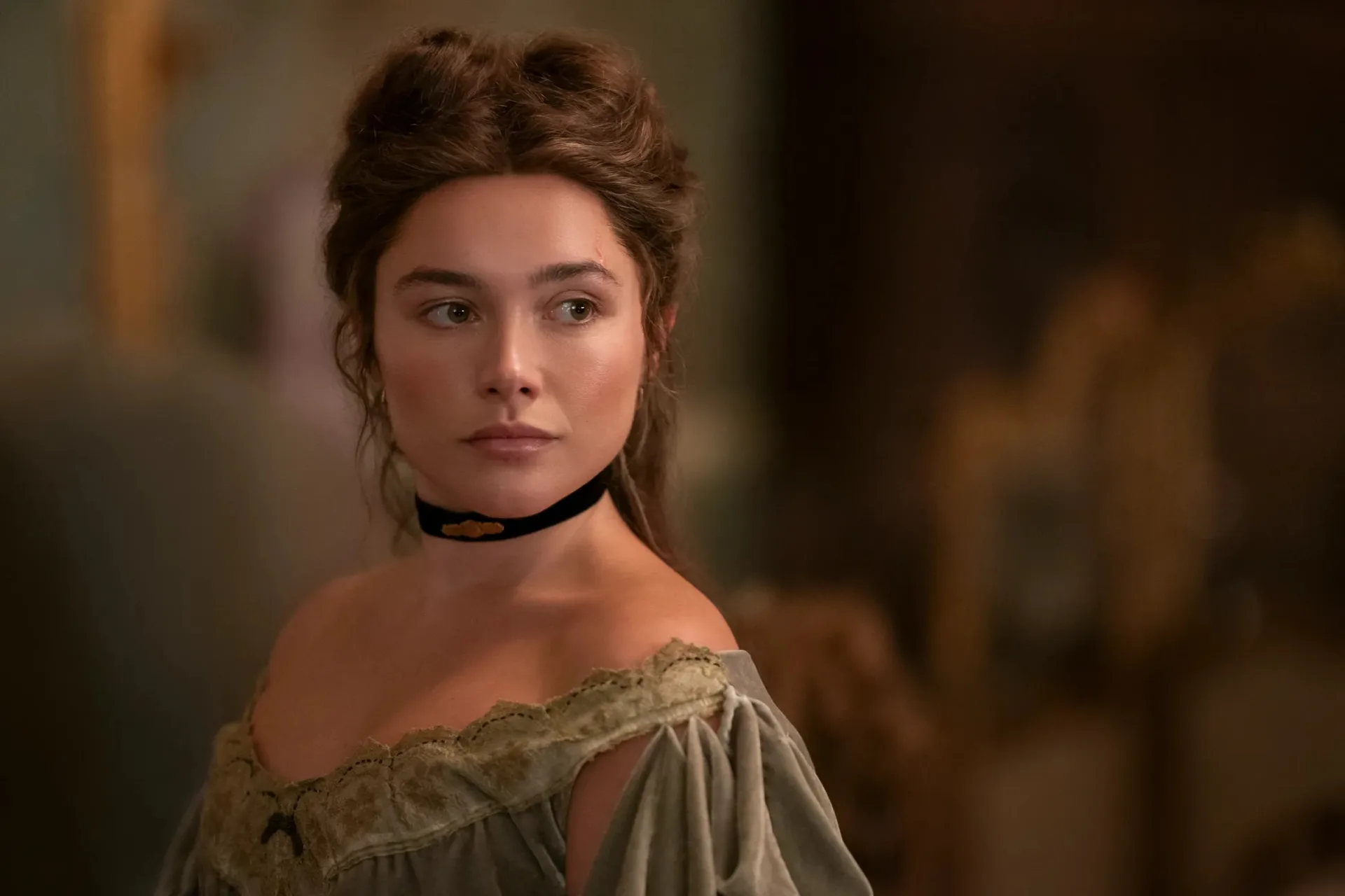 Figurinos de época de Florence Pugh em A Leste do Éden revelam trajetória de transformação e estilo