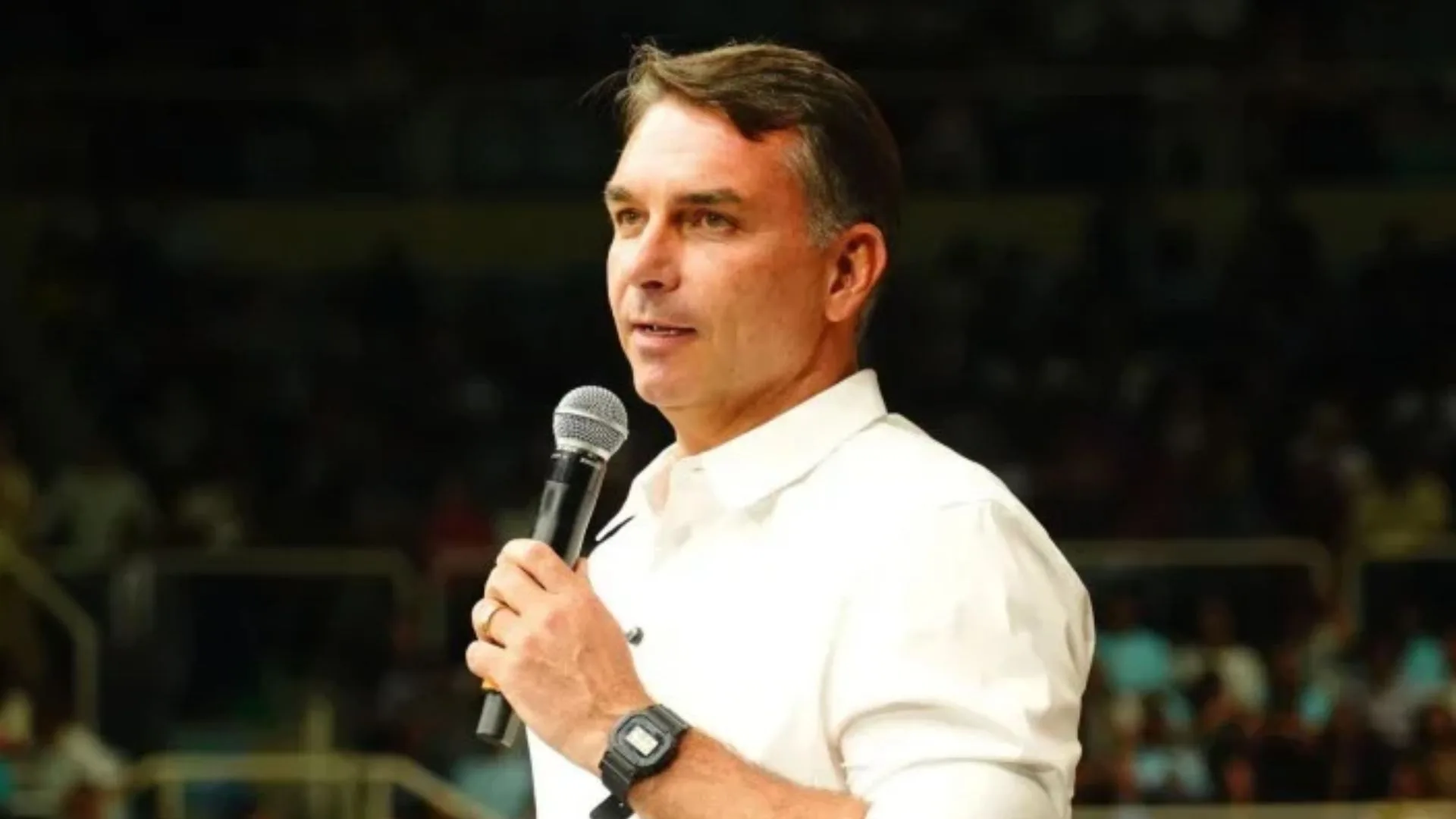 Flávio Bolsonaro aceita desafio de Lula, mas impõe exigências para abrir sigilos