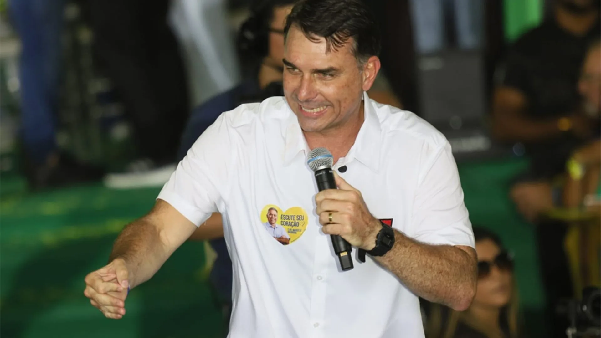 Flávio Bolsonaro critica Lula e afirma que petista está "cansado" da política