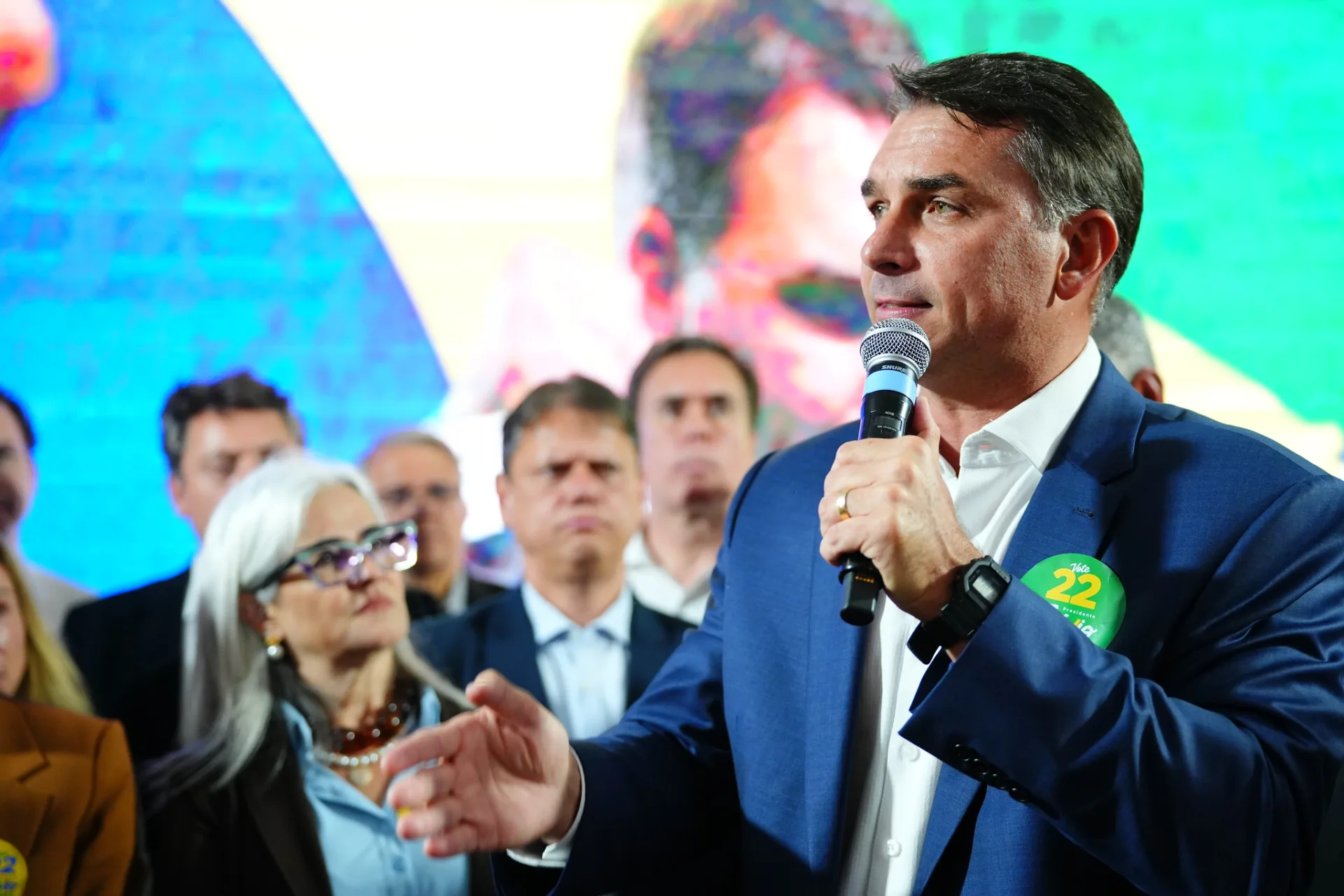 Flávio Bolsonaro embarca para os Estados Unidos após derrota nas eleições