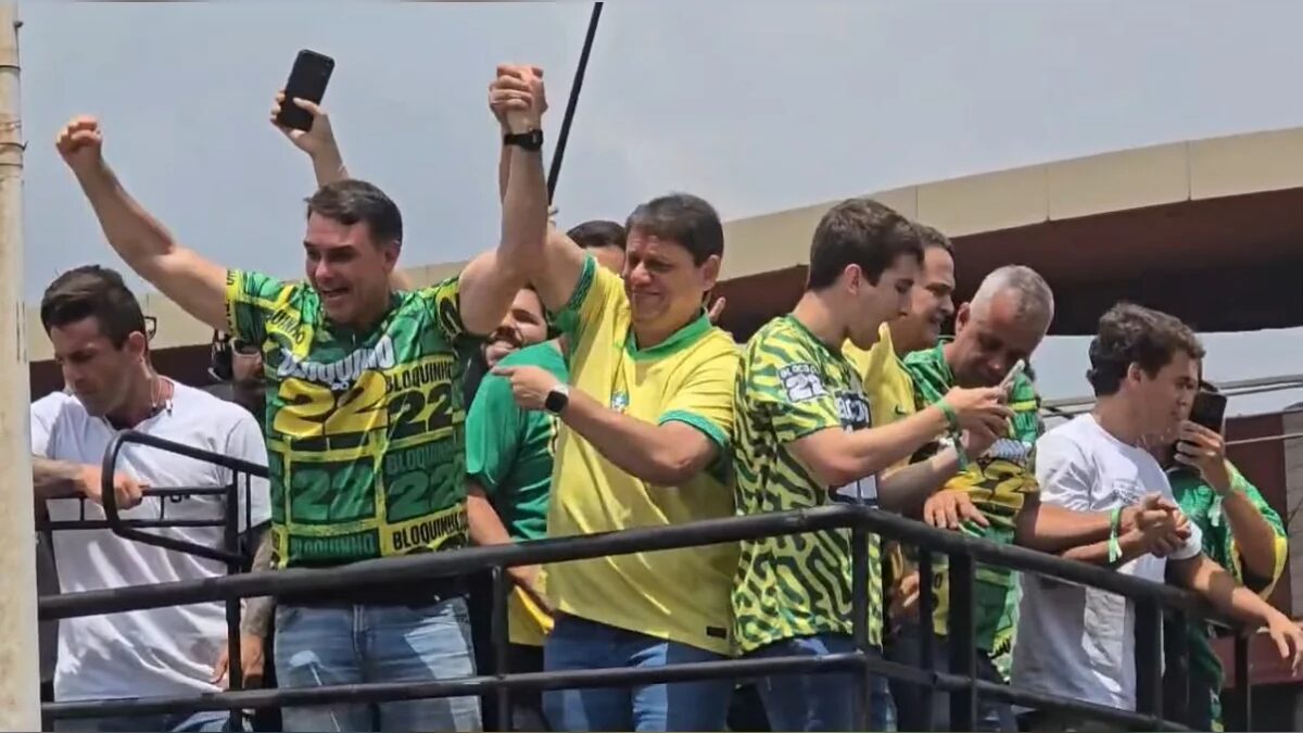 Flávio Bolsonaro promete colocar Brasil entre as 7 maiores economias do mundo se eleito