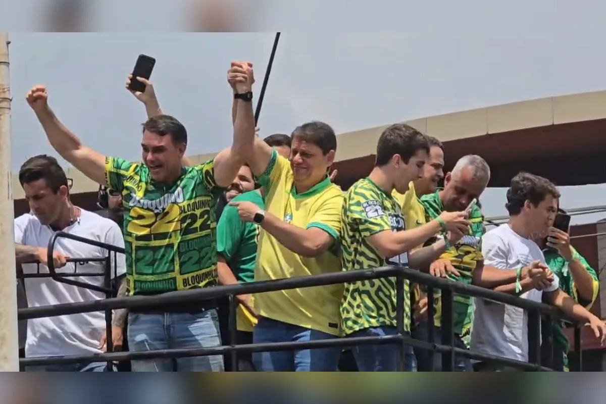 Flávio Bolsonaro promete colocar Brasil entre as 7 maiores economias do mundo se eleito