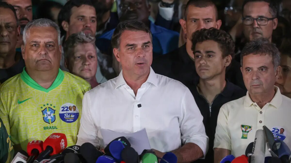 Flávio Bolsonaro segue sendo investigado no STF mesmo após fuga para os EUA
