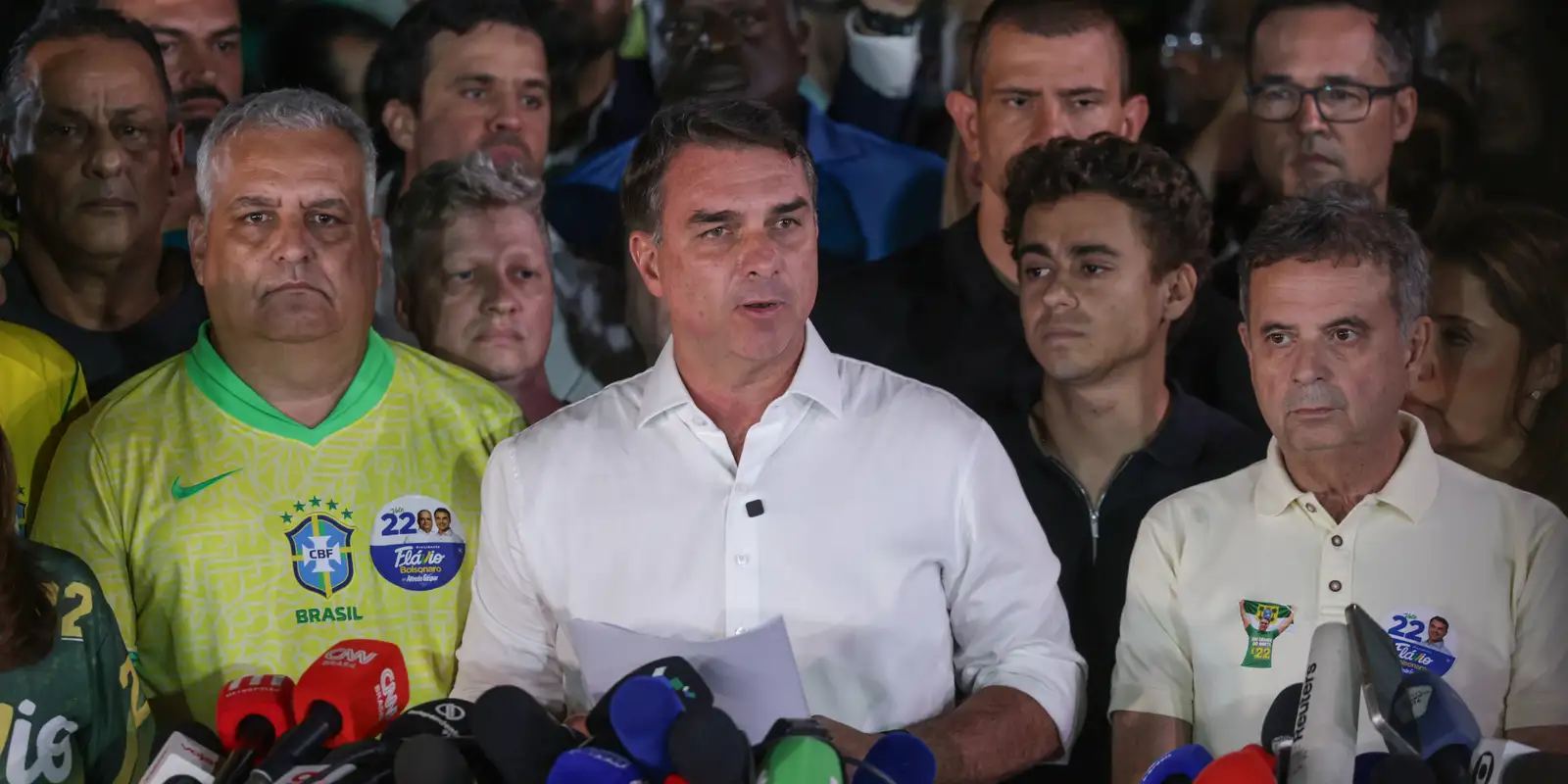 Flávio Bolsonaro segue sendo investigado no STF mesmo após fuga para os EUA