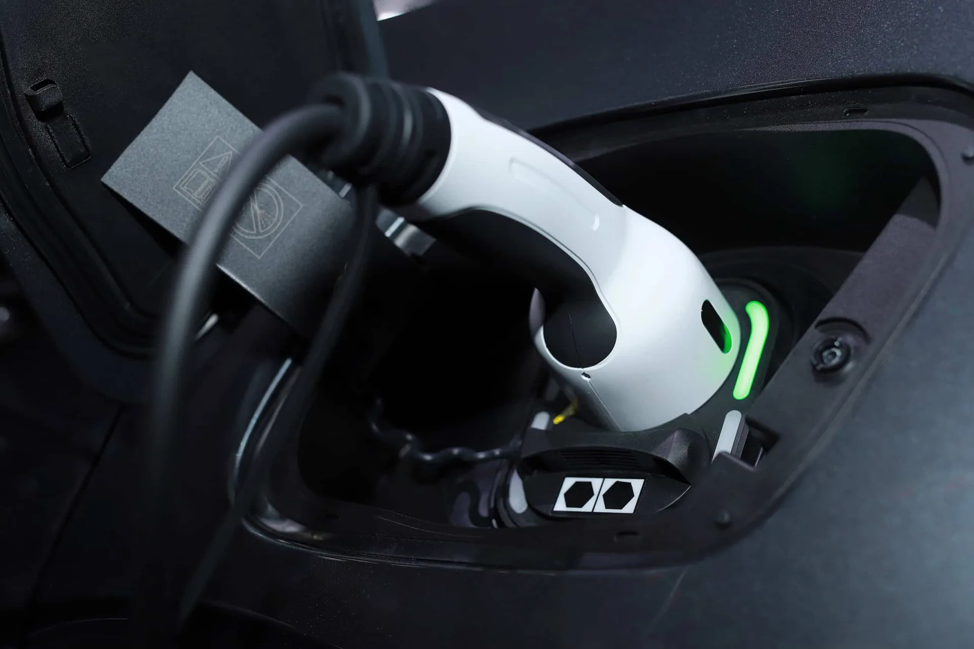 Gasolina cara faz 87% dos motoristas brasileiros considerarem carros elétricos