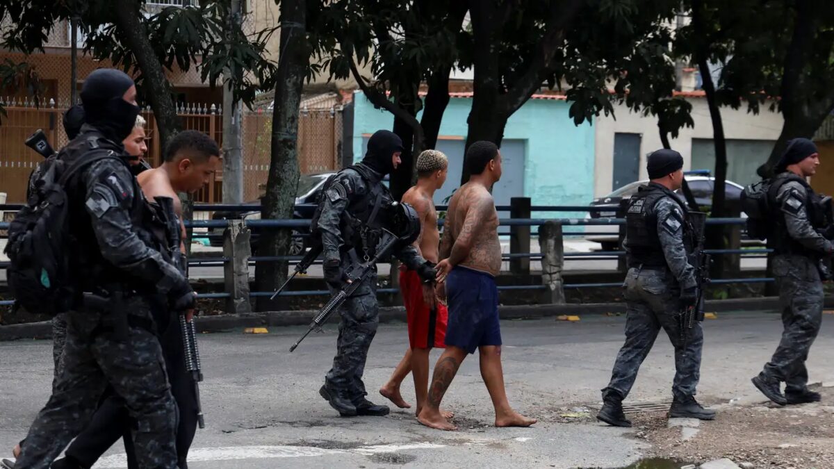 Governo do RJ planeja adquirir câmeras para policiais até março de 2027