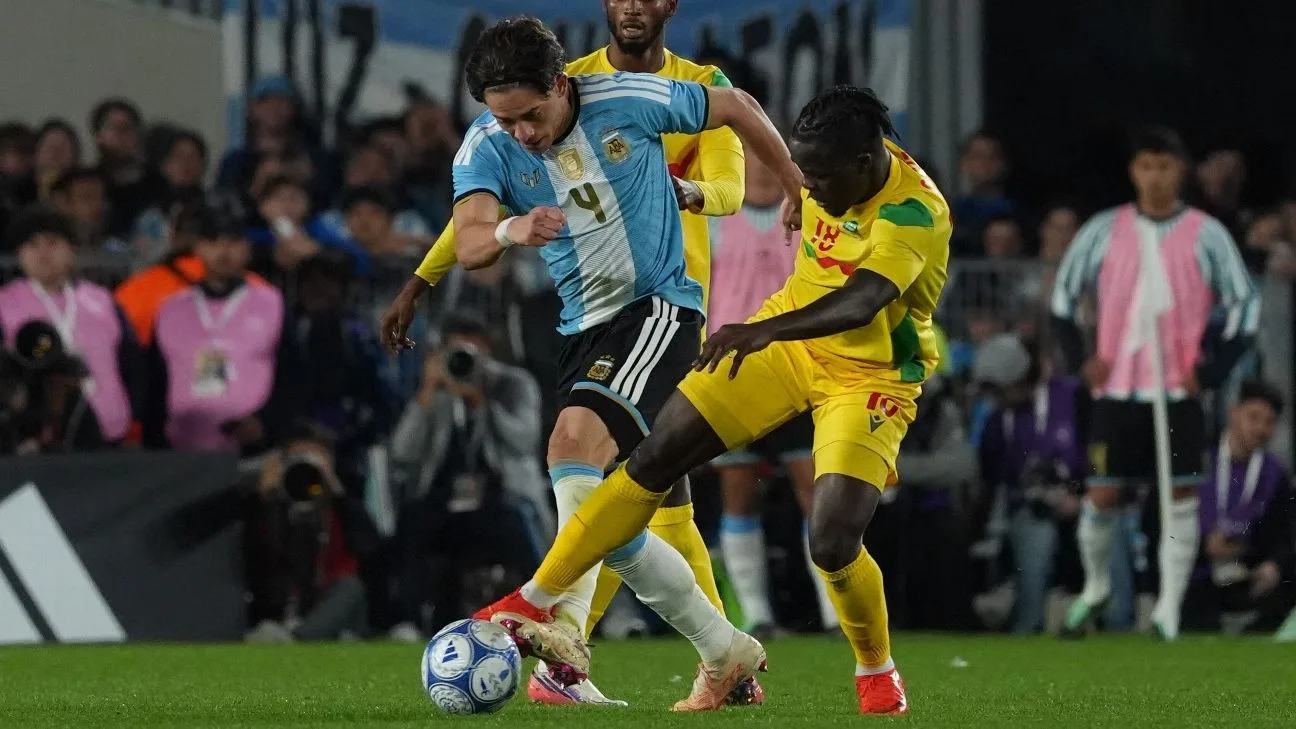 Jornal argentino destaca surpresa com titularidade de Giay na despedida de Messi