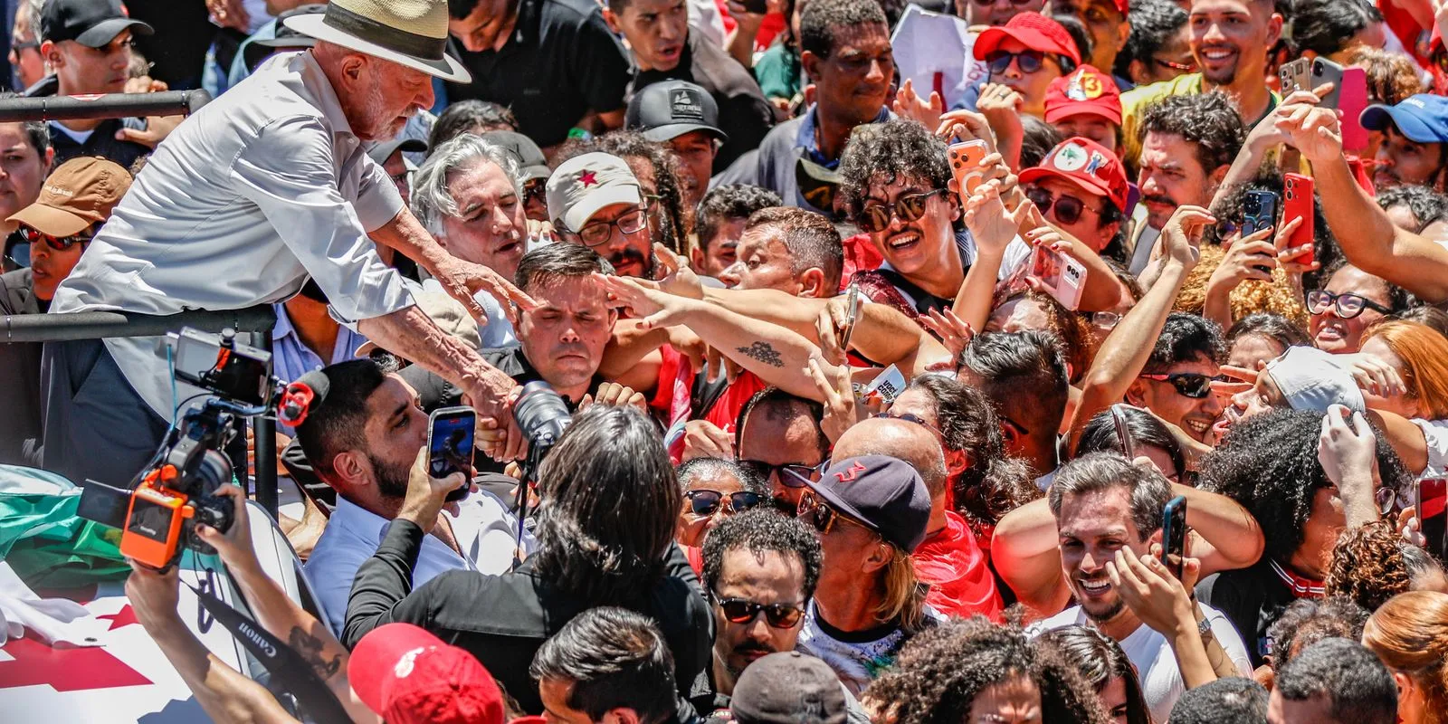 Lula anuncia que PT irá à Justiça contra suspensão de canal de apoio à sua candidatura
