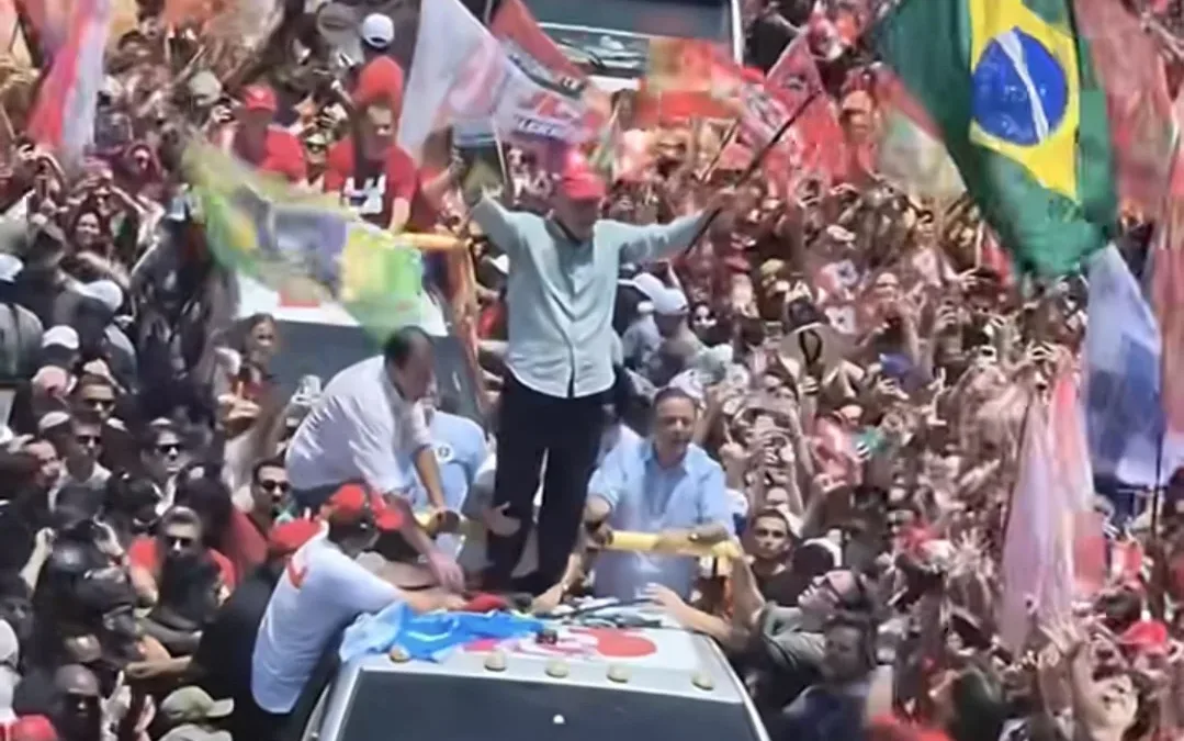 Lula encerra campanha com caminhada na Avenida Paulista e ato em Copacabana