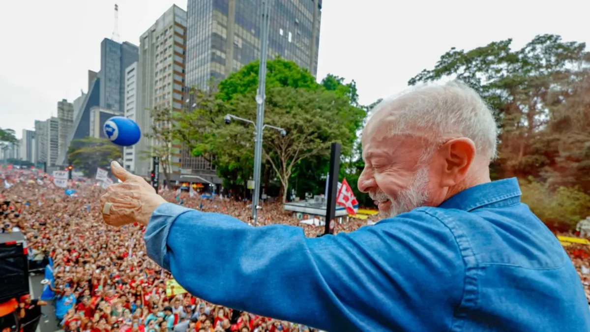 Lula mobiliza maior ato progressista em São Paulo desde 1985 e mira virada nas urnas